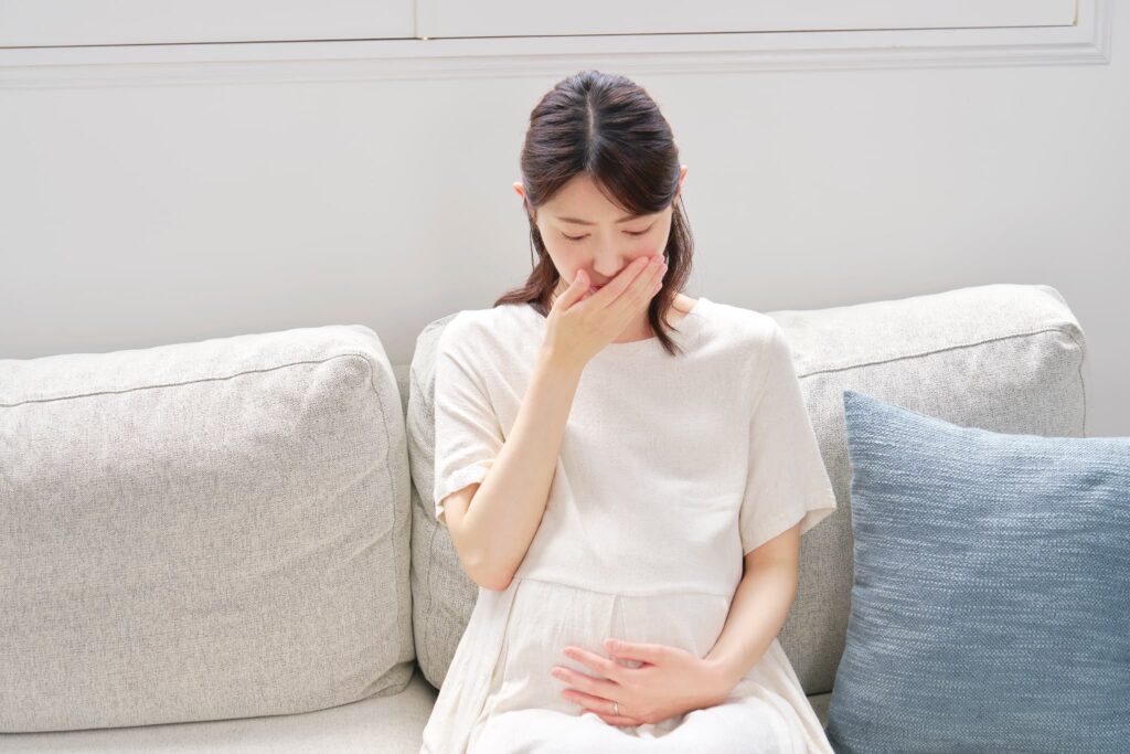 悪阻を感じる女性