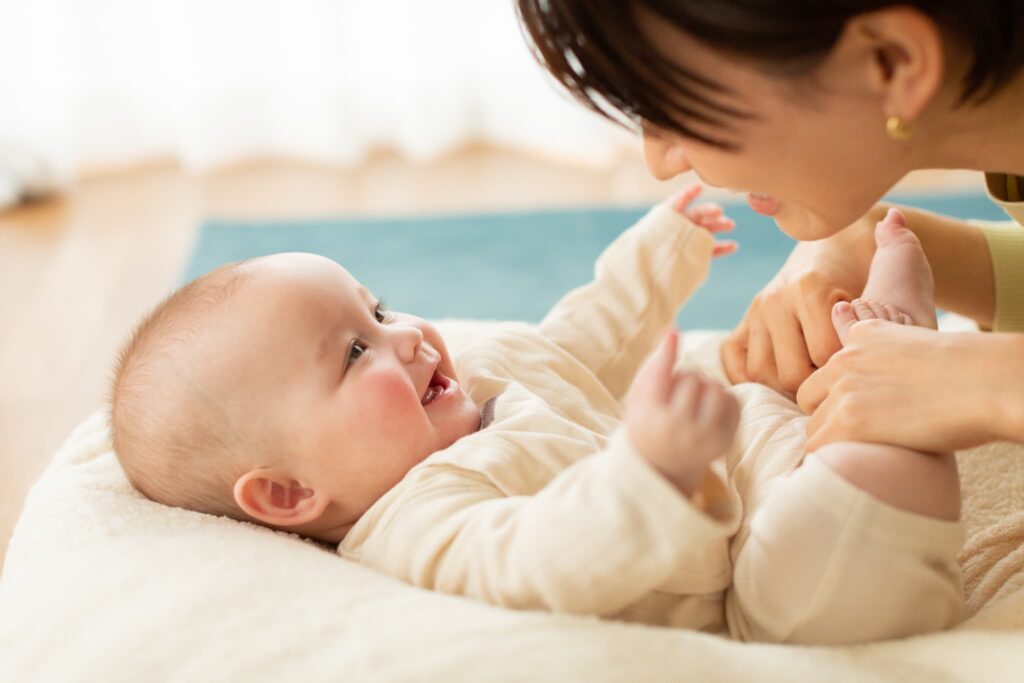 赤ちゃんとコミュニケーションをとる母親