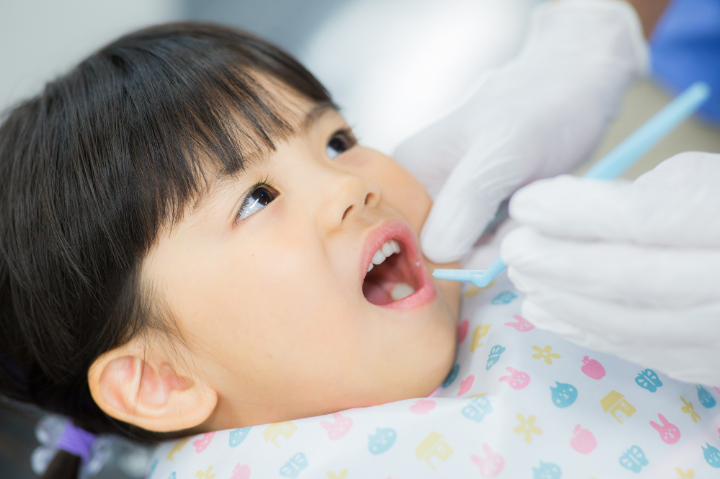 口腔内のチェックを受ける男の子