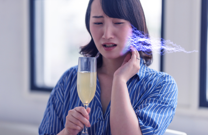 冷たい飲み物がしみる女性